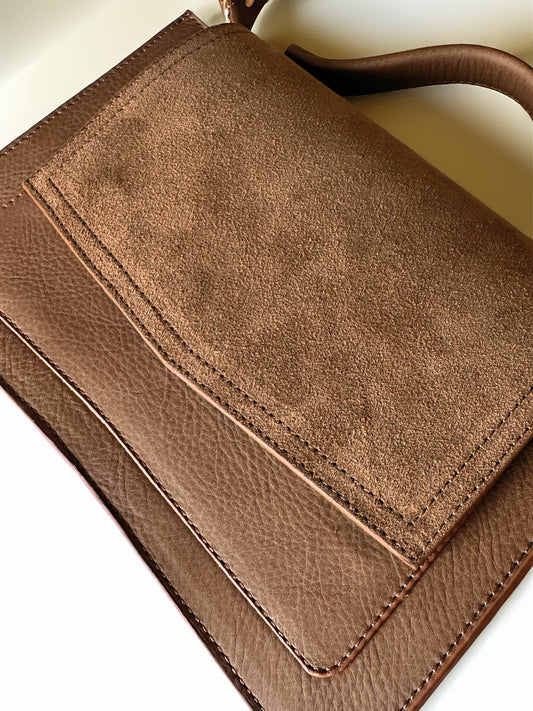 Closeup-handgemaakte crossbody tas van leer-anné-bruin-goudenhardware
