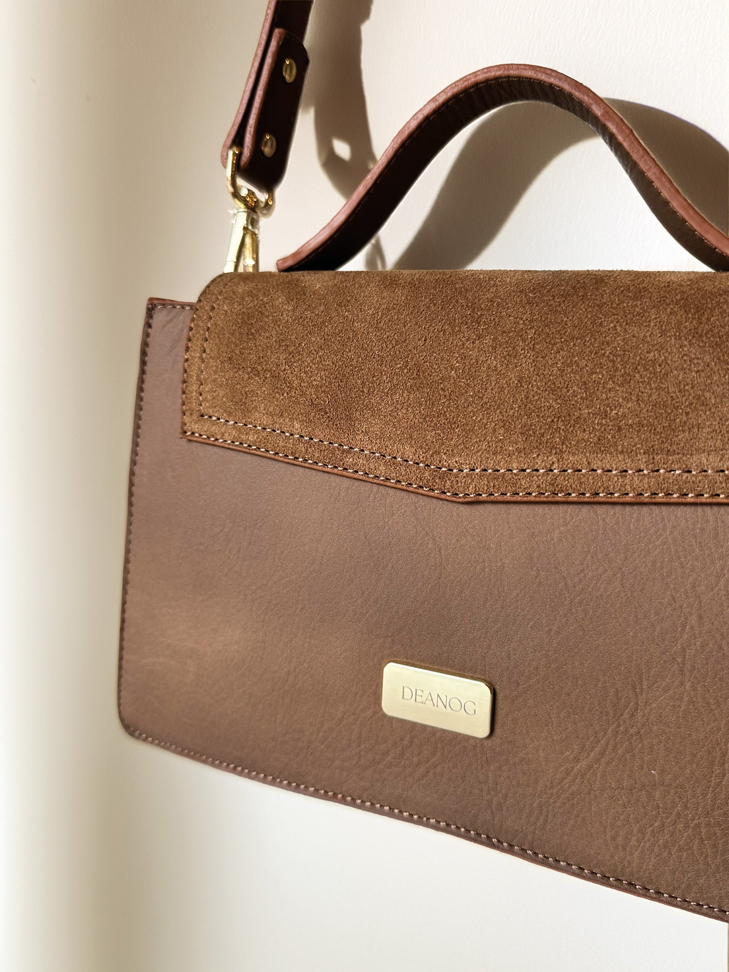 Acgteraanzicht-handgemaakte crossbody tas van leer-anné-bruin-goudenhardware
