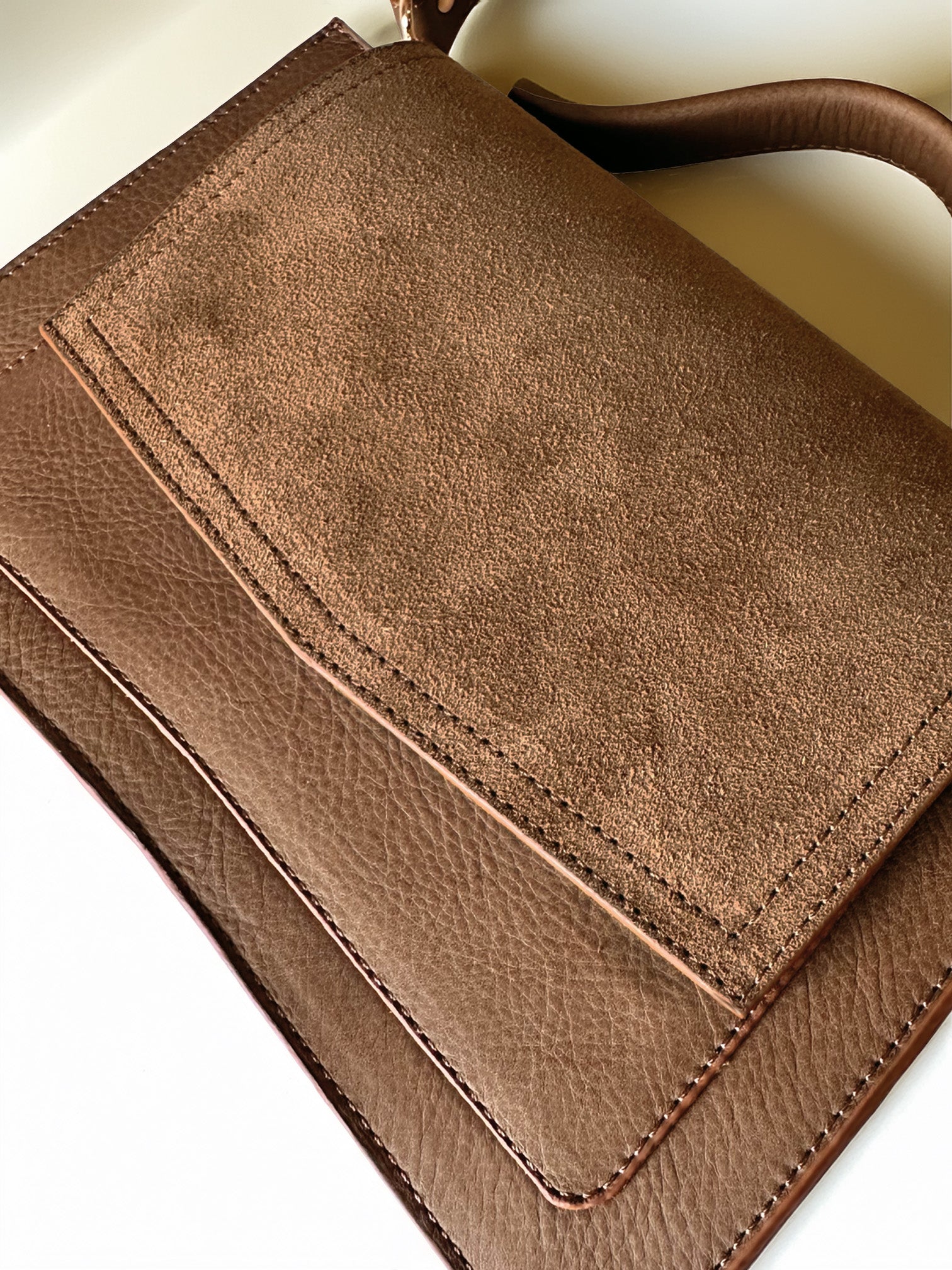 Closeup-handgemaakte crossbody tas van leer-anné-bruin-goudenhardware
