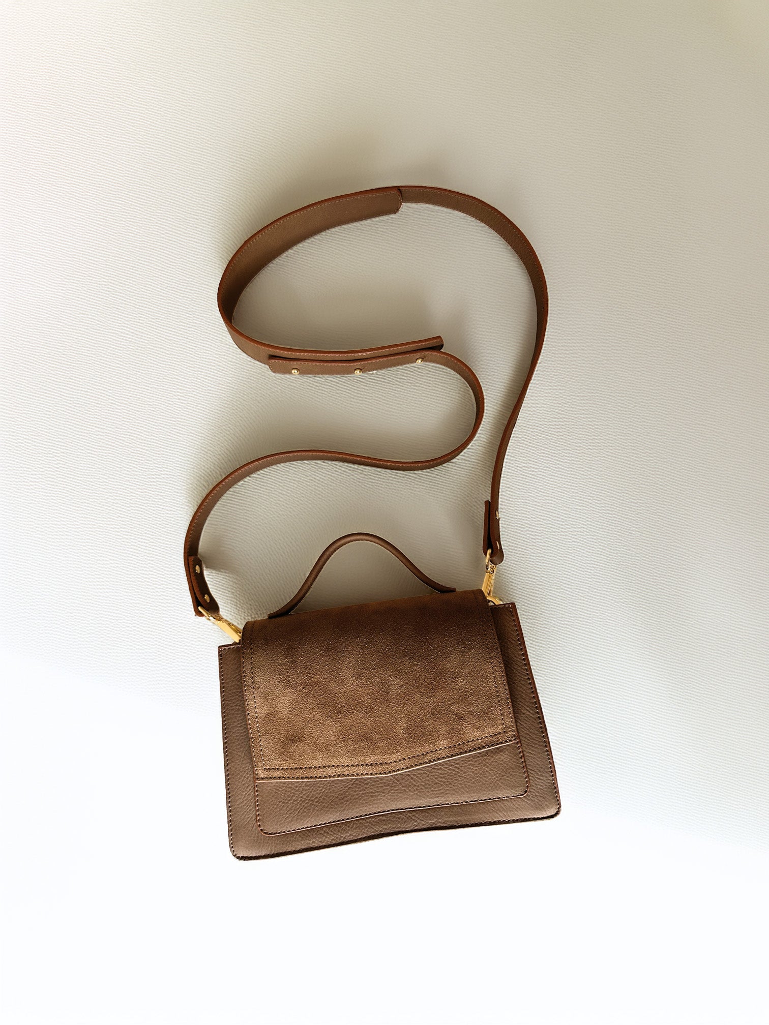 Flatlay-handgemaakte crossbody tas van leer-anné-bruin-goudenhardware

