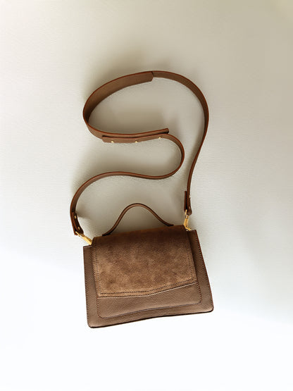 Flatlay-handgemaakte crossbody tas van leer-anné-bruin-goudenhardware
