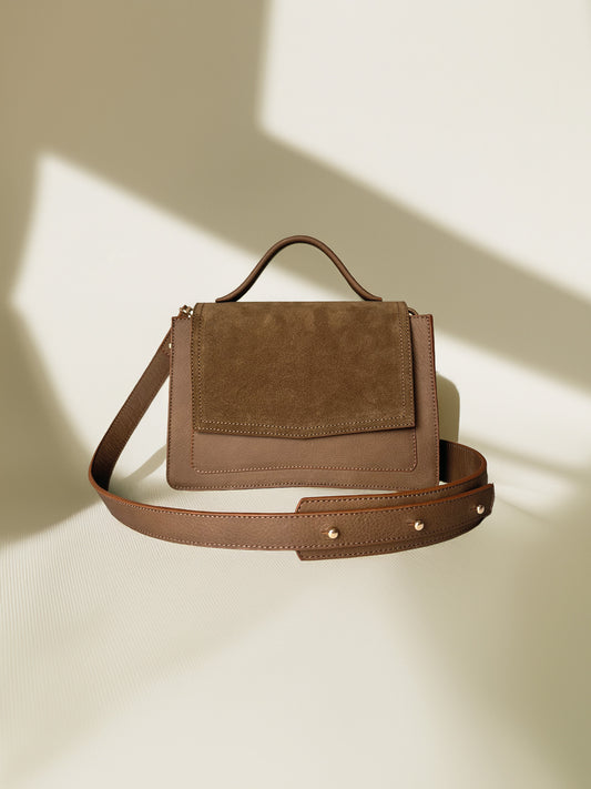 Vooraanzicht-handgemaakte crossbody tas van leer-anné-bruin-goudenhardware

