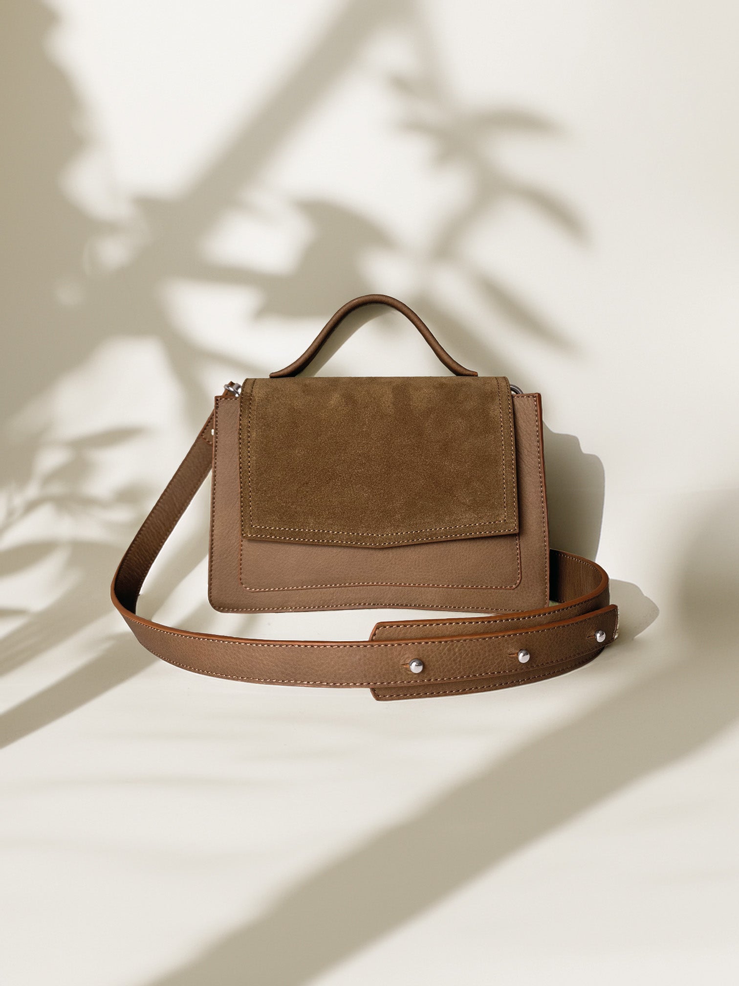 Vooraanzicht-handgemaakte crossbody tas van leer-anné-bruin-zilverenhardware
