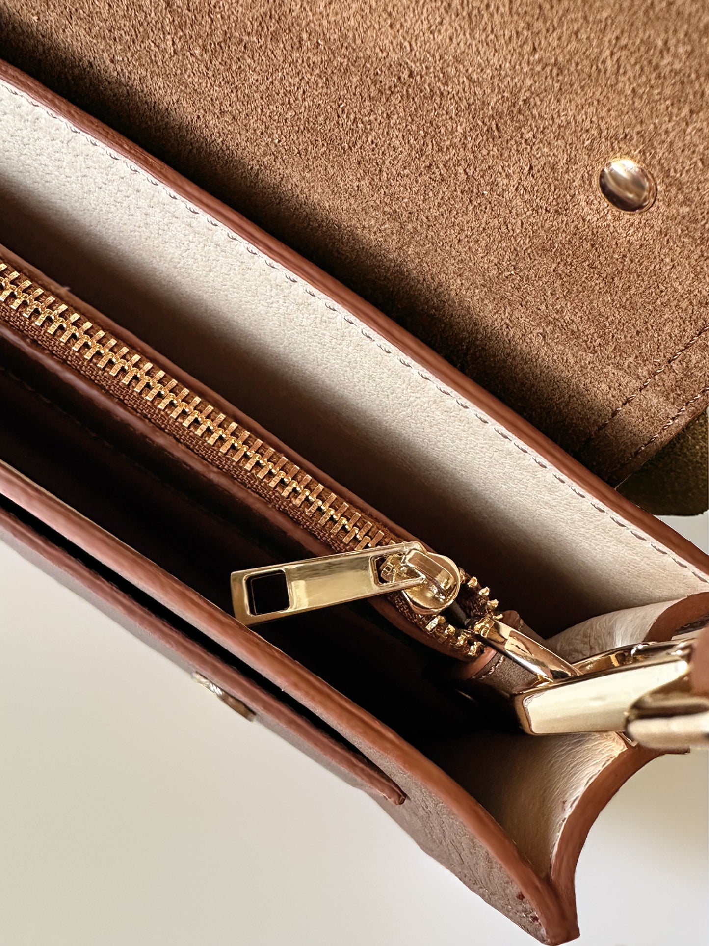 Binnenkant-handgemaakte crossbody tas van leer-anné-bruin-goudenhardware
