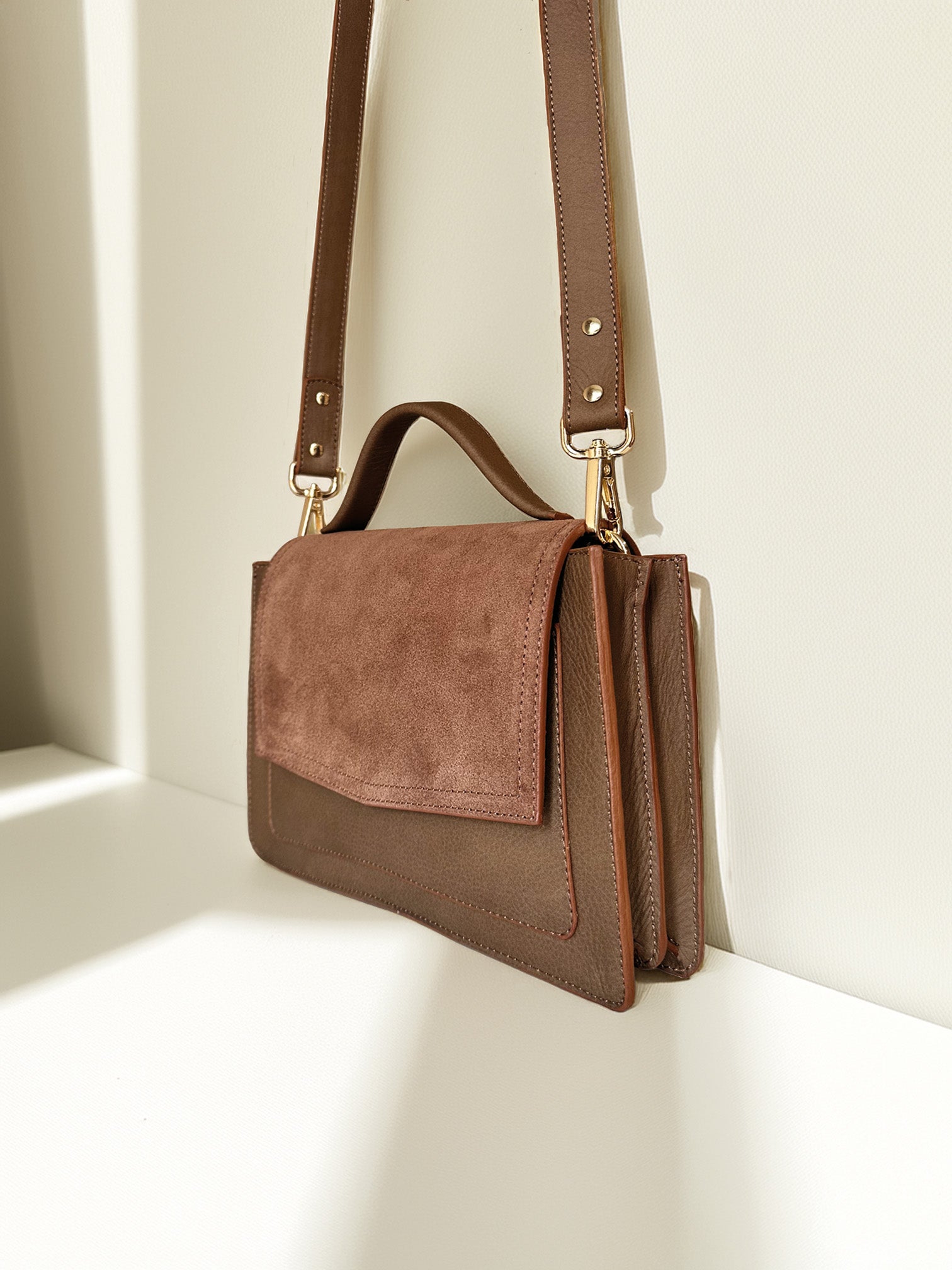 Zij aanzicht-handgemaakte crossbody tas van leer-anné-bruin-goudenhardware
