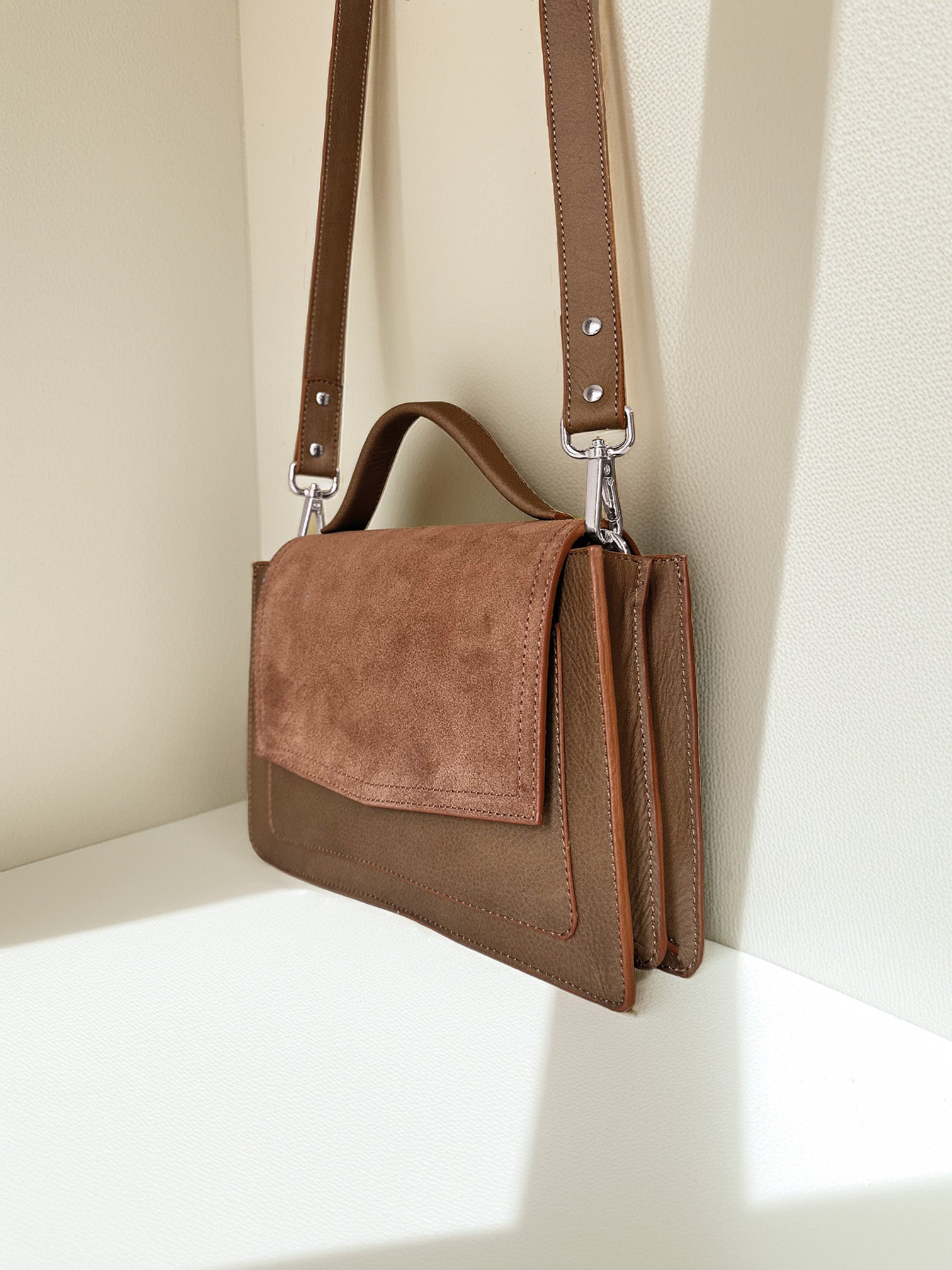 Zijaanzicht-handgemaakte crossbody tas van leer-anné-bruin-zilverenhardware
