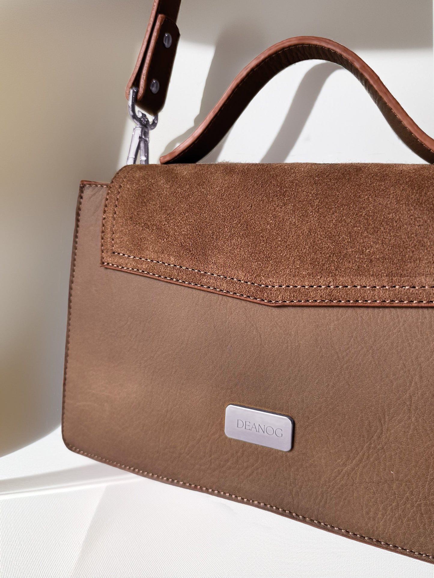 Achteraanzicht-handgemaakte crossbody tas van leer-anné-bruin-zilverenhardware
