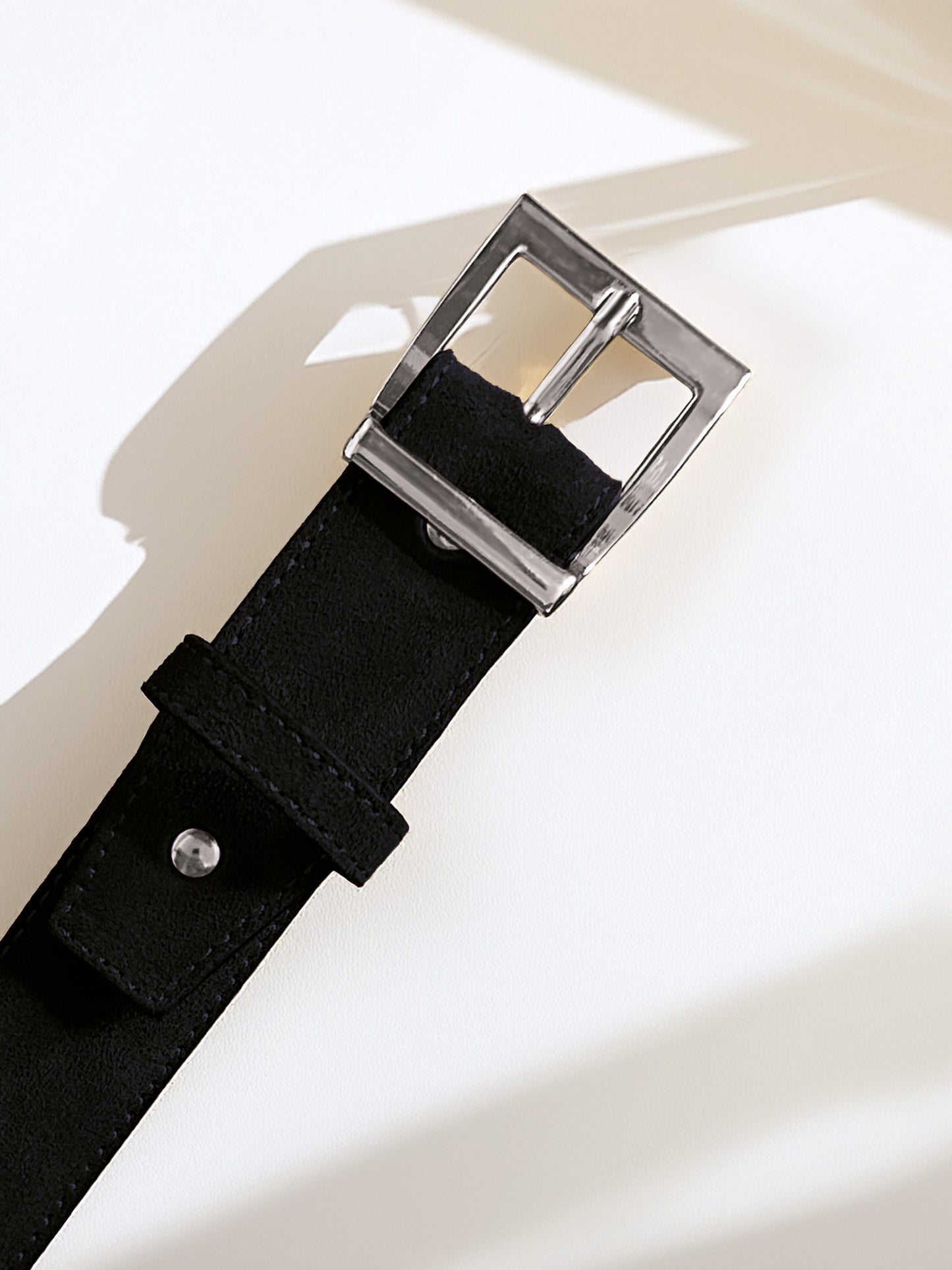 Loa – Black Suede
