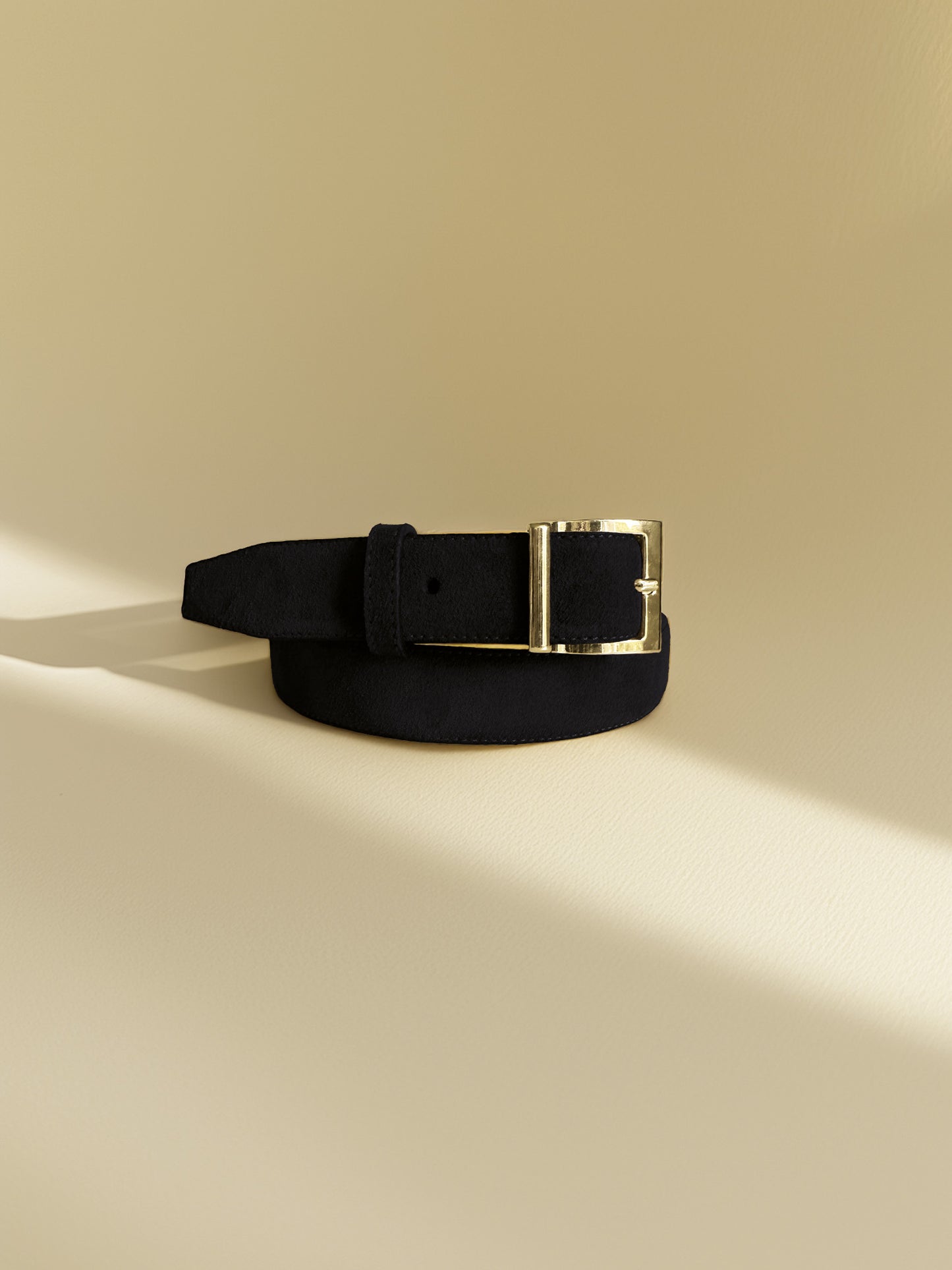 Loa – Black Suede