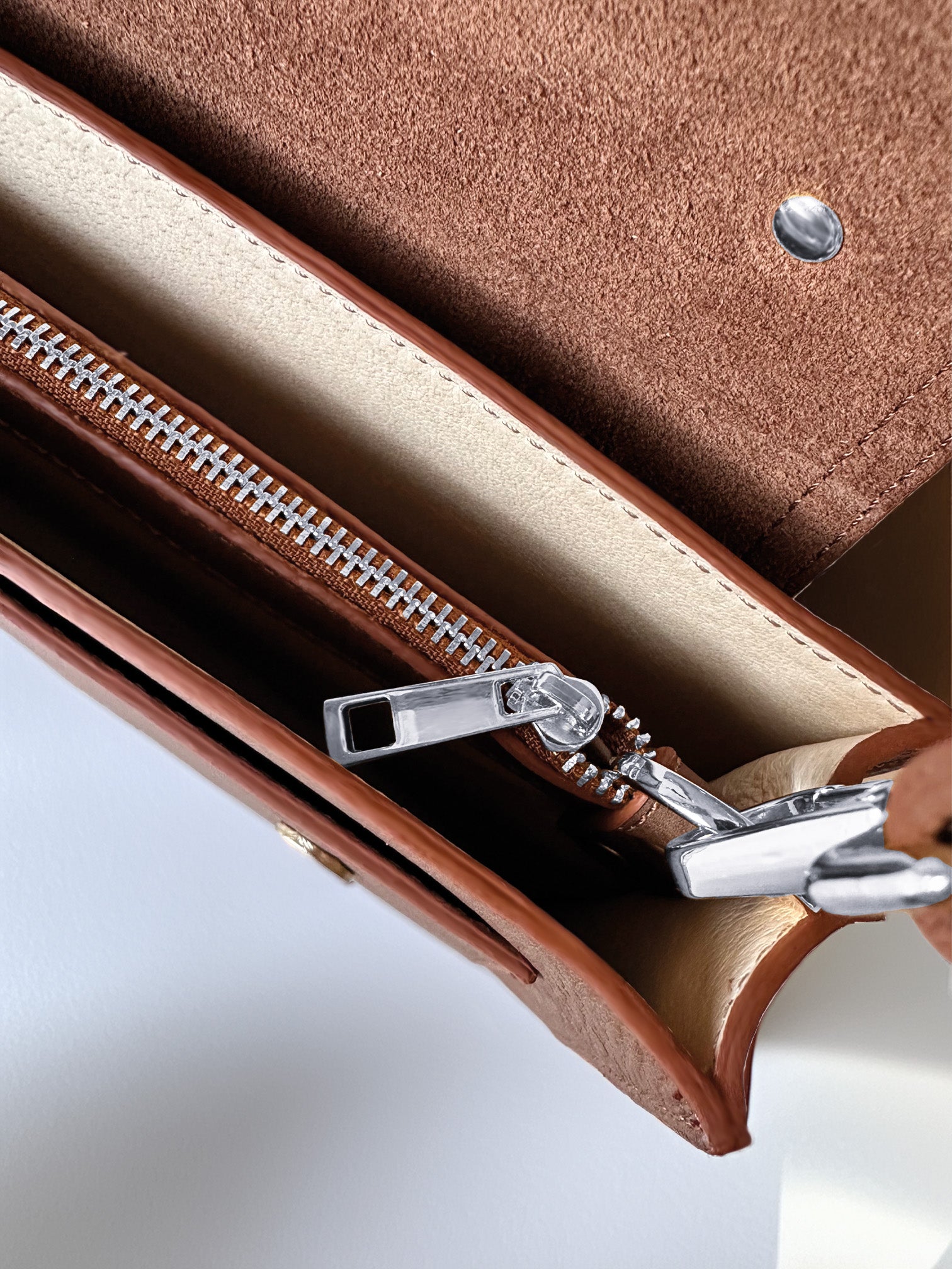 Binnenkant-handgemaakte crossbody tas van leer-anné-bruin-zilverenhardware
